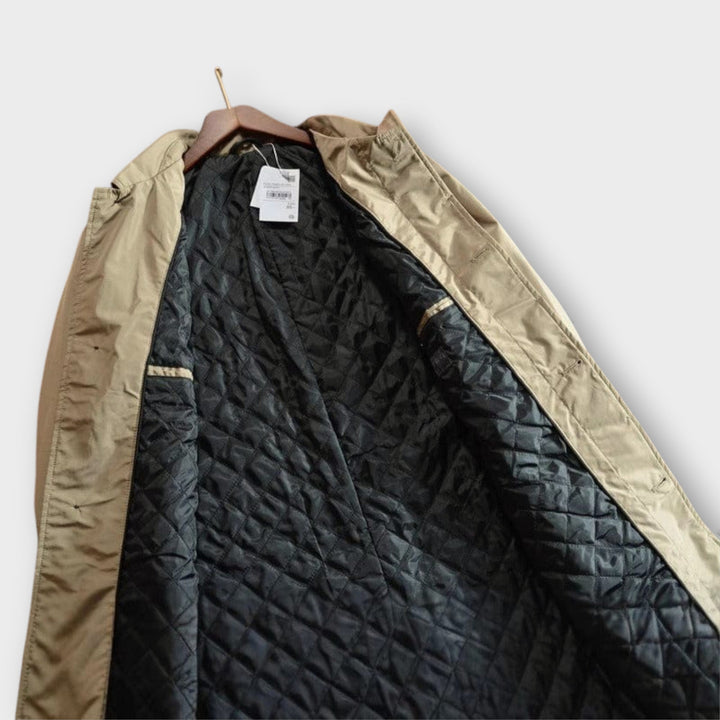 Hombre vistiendo chaqueta urbana impermeable y cálida, perfecta para el invierno.