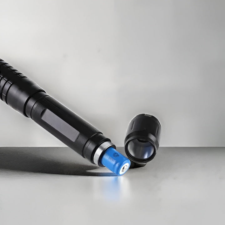 Kit esencial de supervivencia: antorcha láser táctica. Preparada para camping, senderismo y situaciones de emergencia.