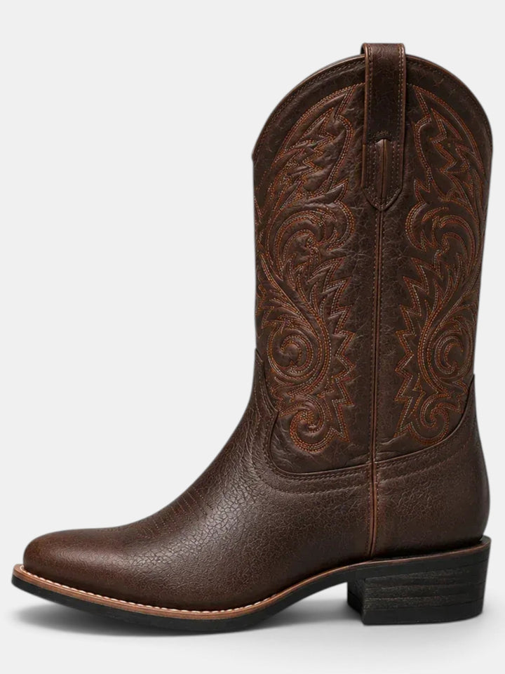 Botas de mujer estilo cowboy marrones con bordados western. Calzado de moda y tendencia para el otoño.