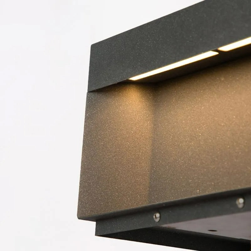 Lámpara solar cuadrada para exterior. Iluminación LED cálida, moderna y eficiente para jardín o entrada.