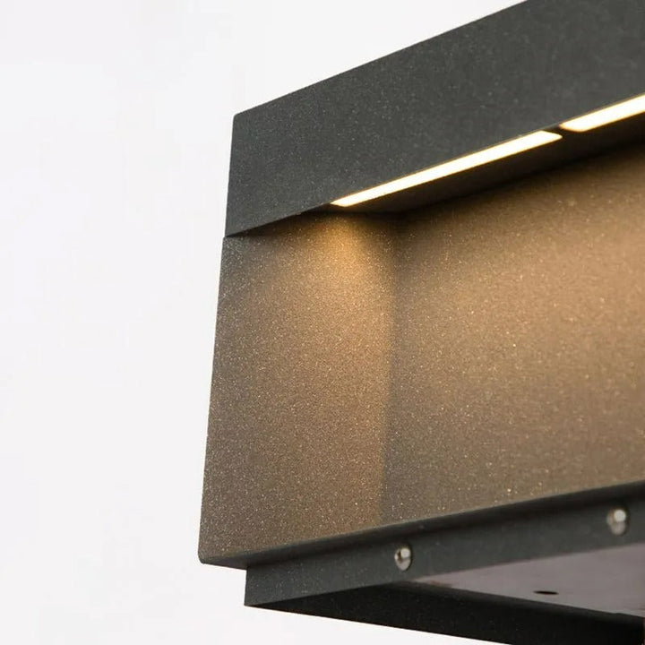 Lámpara solar cuadrada para exterior. Iluminación LED cálida, moderna y eficiente para jardín o entrada.