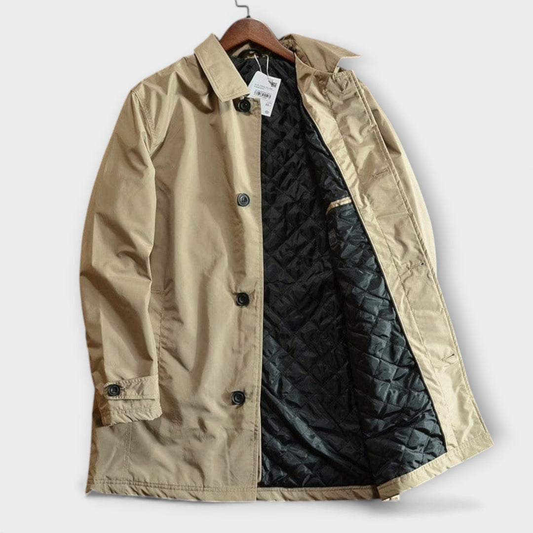 Cierre y detalles de la chaqueta impermeable de hombre, ideal para protegerse del frío y la lluvia.