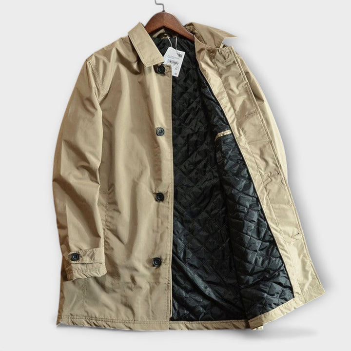 Cierre y detalles de la chaqueta impermeable de hombre, ideal para protegerse del frío y la lluvia.