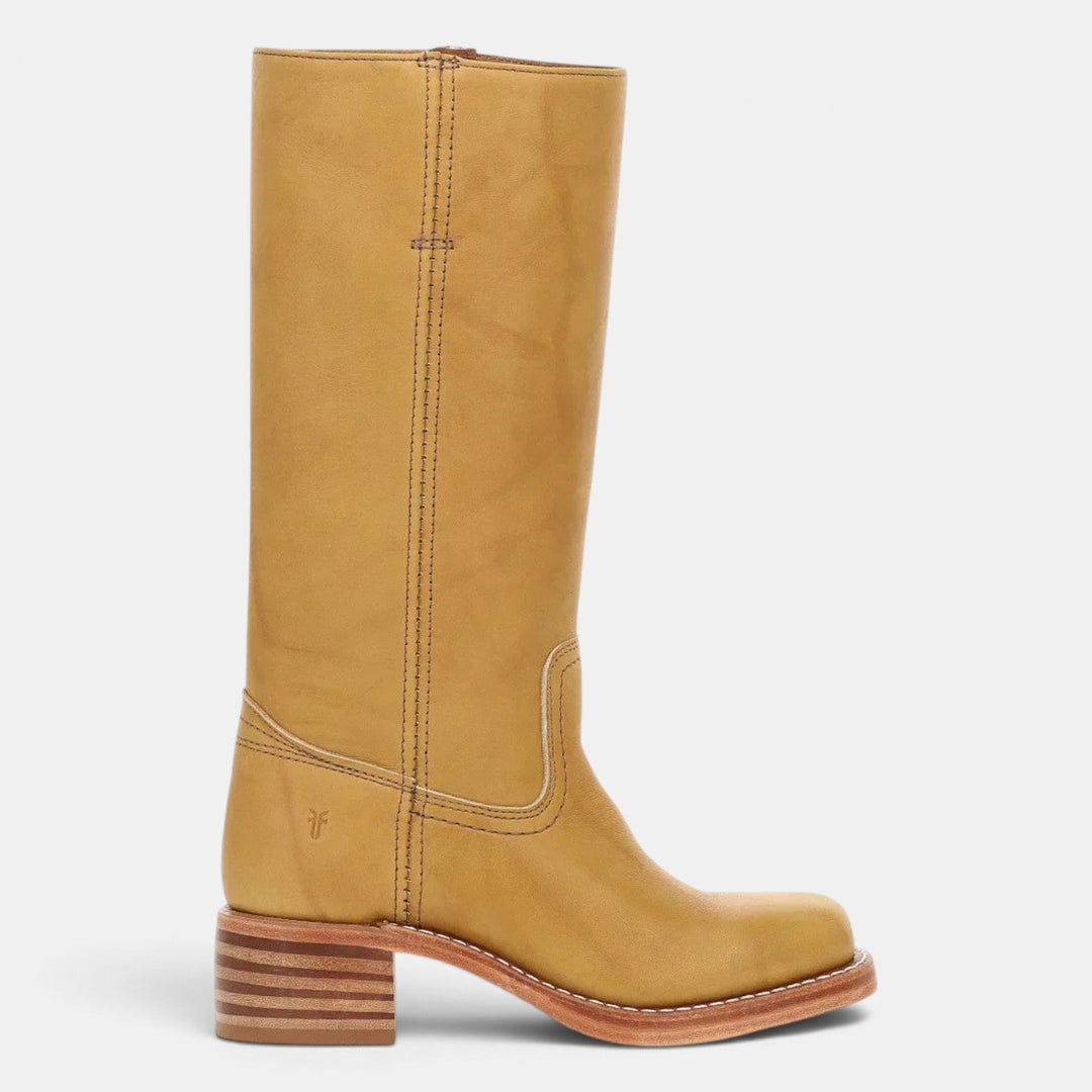 Botas de mujer con tacón ancho, ofrecen máxima comodidad. Estilo media caña, detalles decorativos.