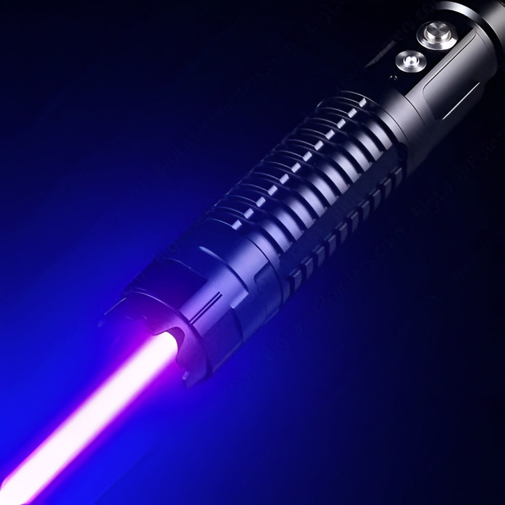 Detalle de la antorcha de supervivencia. Diseño ergonómico, luz potente, láser y encendedor para uso en exteriores.