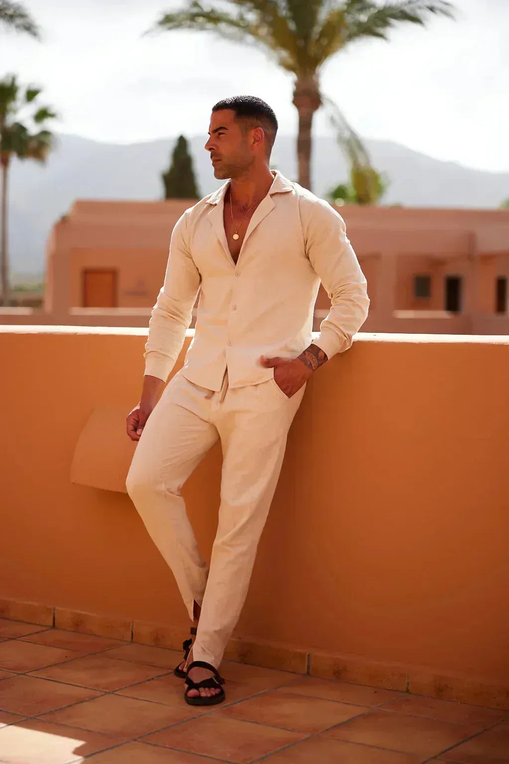 Conjunto de dos piezas de lino para hombre, camisa y pantalón elegante, moda casual chic de verano.