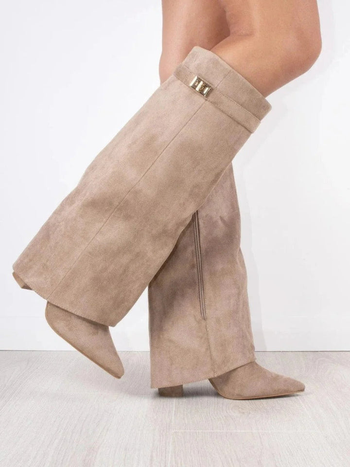 Primer plano de botas de ante para mujer, mostrando la textura del material y la calidad del calzado.