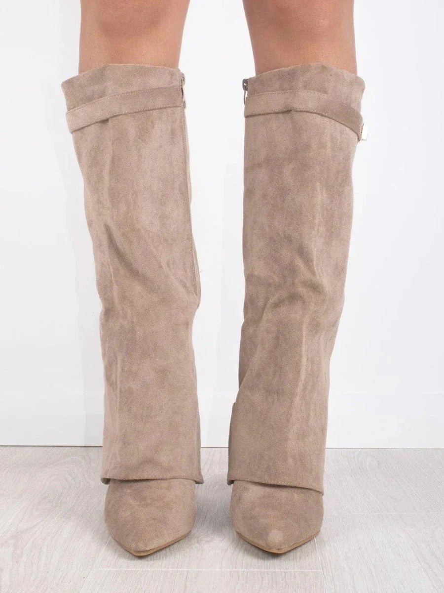 Botas de moda en ante para mujer, caña alta, ideales para outfits elegantes de otoño e invierno.