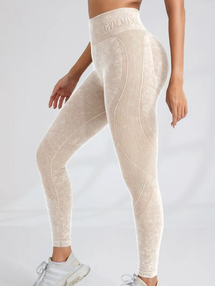 Primer plano de la textura de los leggings de compresión, destacando su elasticidad y confort para mujer.