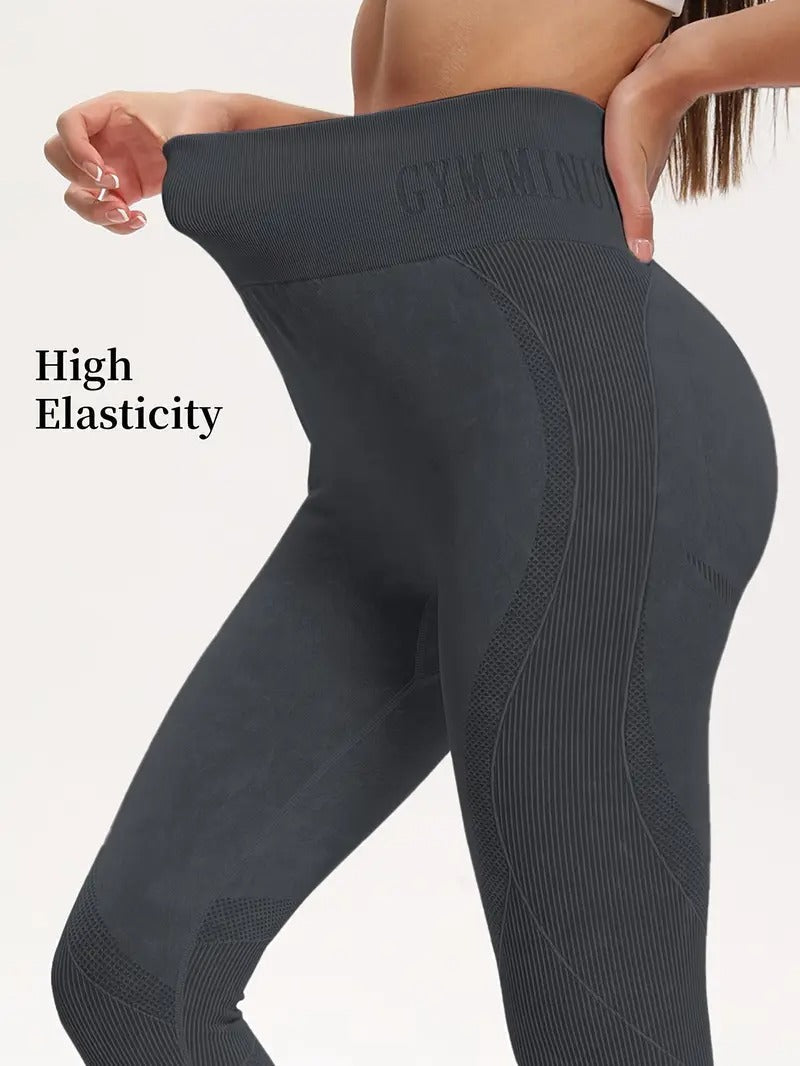 Mujer usando leggings escultores de compresión para yoga, mostrando el efecto levantamiento de glúteos y comodidad.