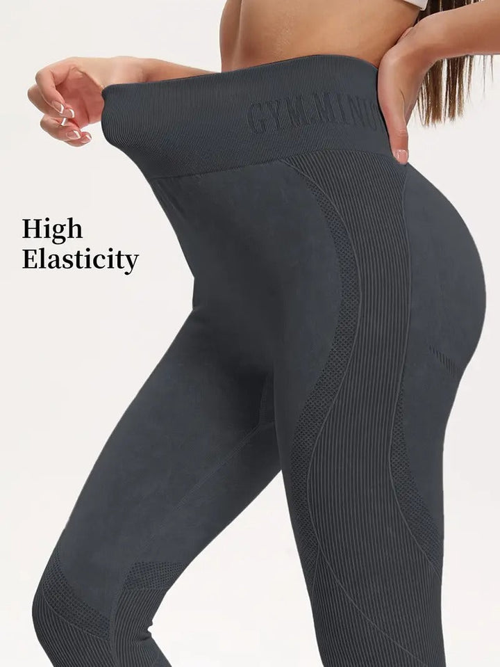 Mujer usando leggings escultores de compresión para yoga, mostrando el efecto levantamiento de glúteos y comodidad.