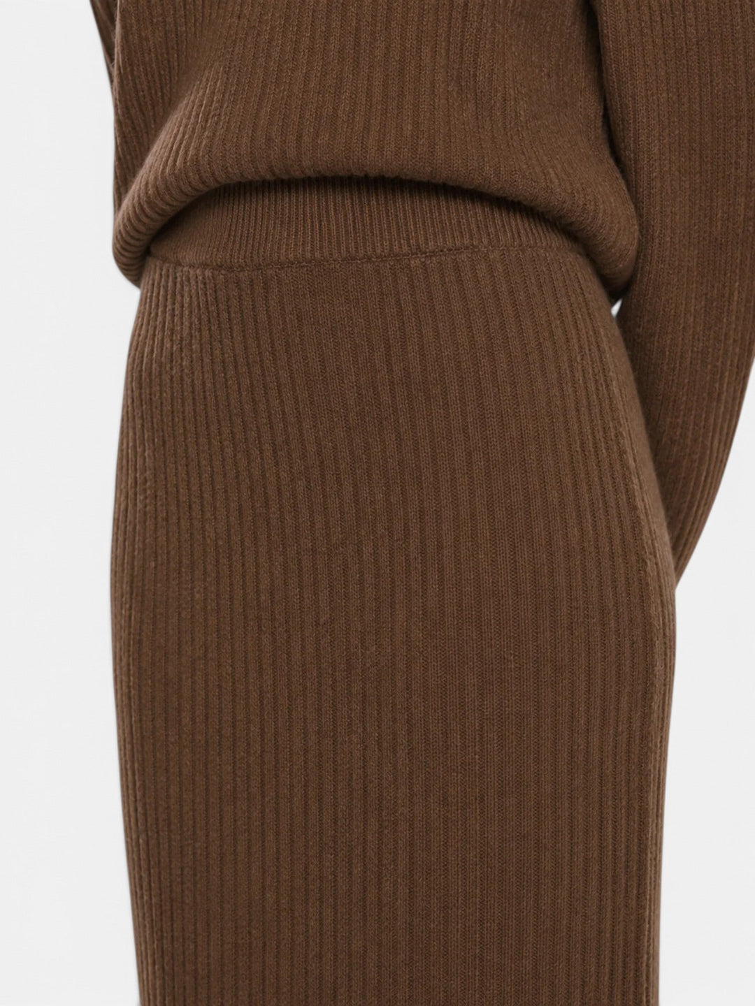 Suéter de punto suave y falda midi. Conjunto elegante de dos piezas para mujer, moda actual.