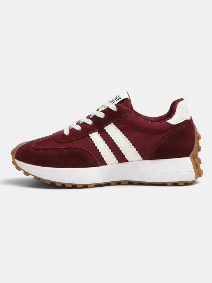 Zapatos de mujer modernos con plataforma, ortopédicos, combinan estilo y confort para uso diario.