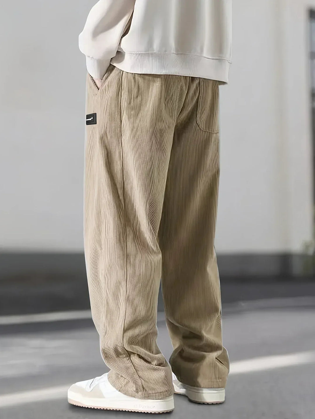 Pantalones de pana clásicos para hombre, plegados. Estilo atemporal y duradero.