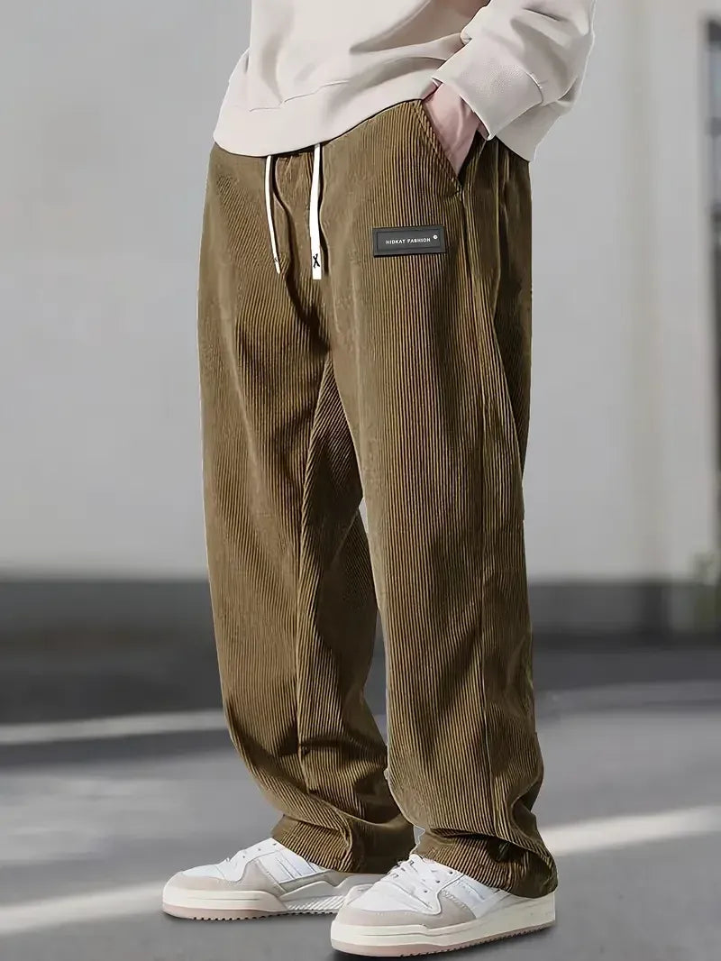 Detalle de bolsillo trasero en pantalones de pana para hombre, un toque funcional y de moda.