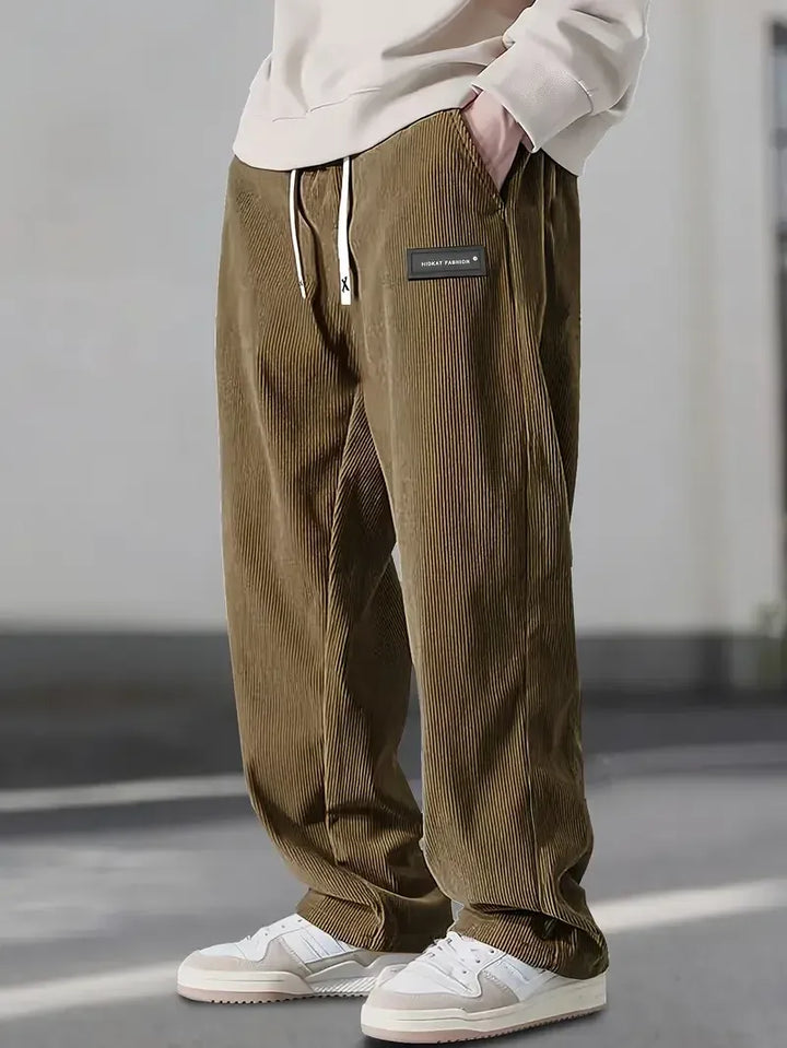 Detalle de bolsillo trasero en pantalones de pana para hombre, un toque funcional y de moda.
