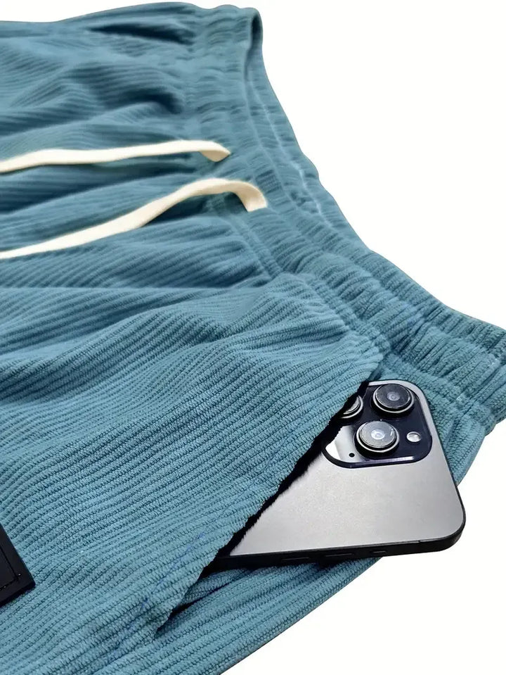 Pantalones de pana para hombre en tono azul marino, versátiles para estilo casual y elegante.