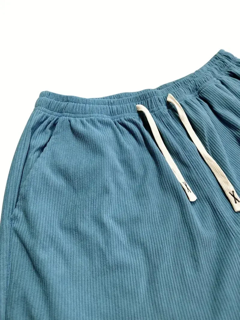 Pila de pantalones de pana de hombre en varios colores, opciones de moda y comodidad.