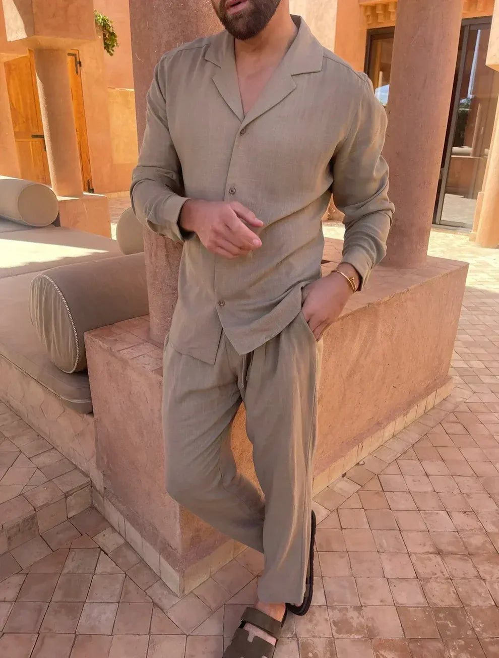 Conjunto de lino transpirable para hombre, camisa y pantalón, estilo relajado ideal para vacaciones.
