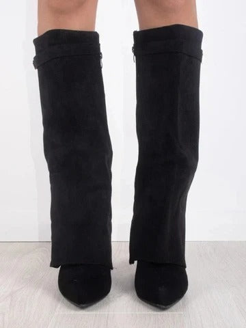 Calzado de moda: botas de mujer de ante, diseño alto y sofisticado, perfecto para el invierno.