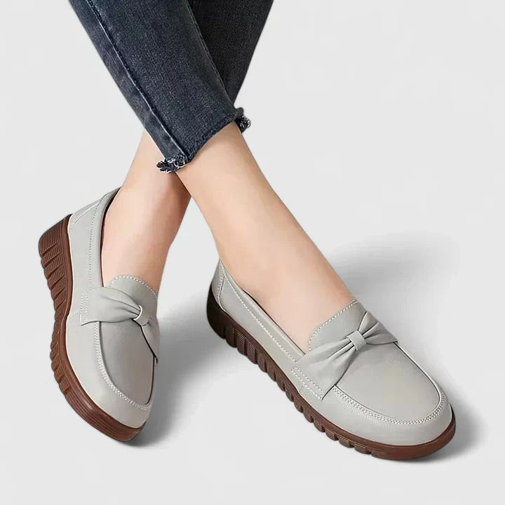 Mocasines de mujer ortopédicos y antideslizantes. Calzado sin cordones que brinda comodidad y soporte para largas caminatas.