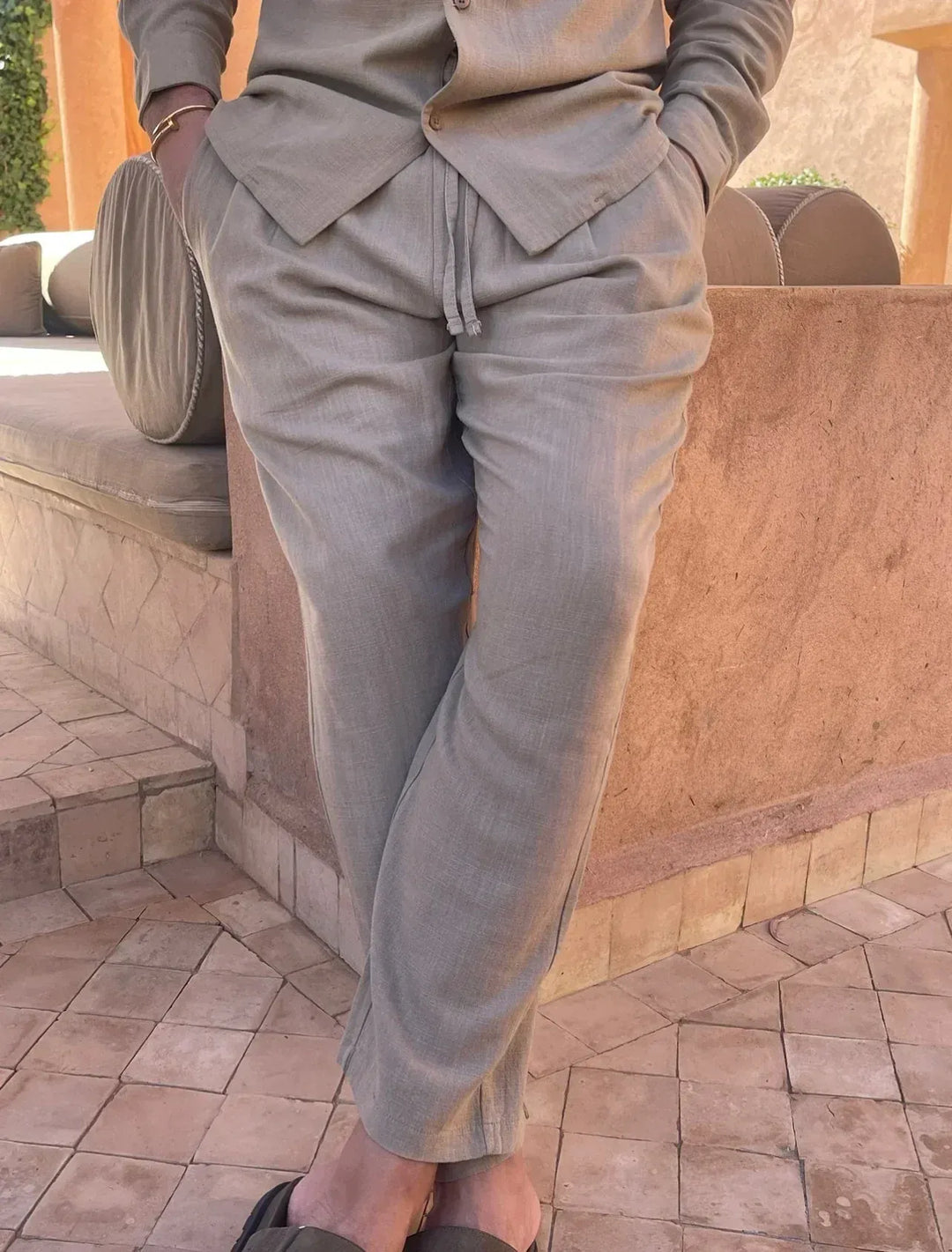 Moda hombre verano: conjunto de lino de dos piezas, camisa y pantalón casual, cómodo y sofisticado.