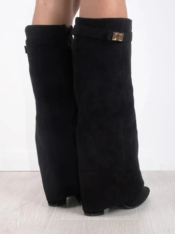 Botas elegantes de mujer en ante suave, con caña alta, un estilo atemporal para el otoño.
