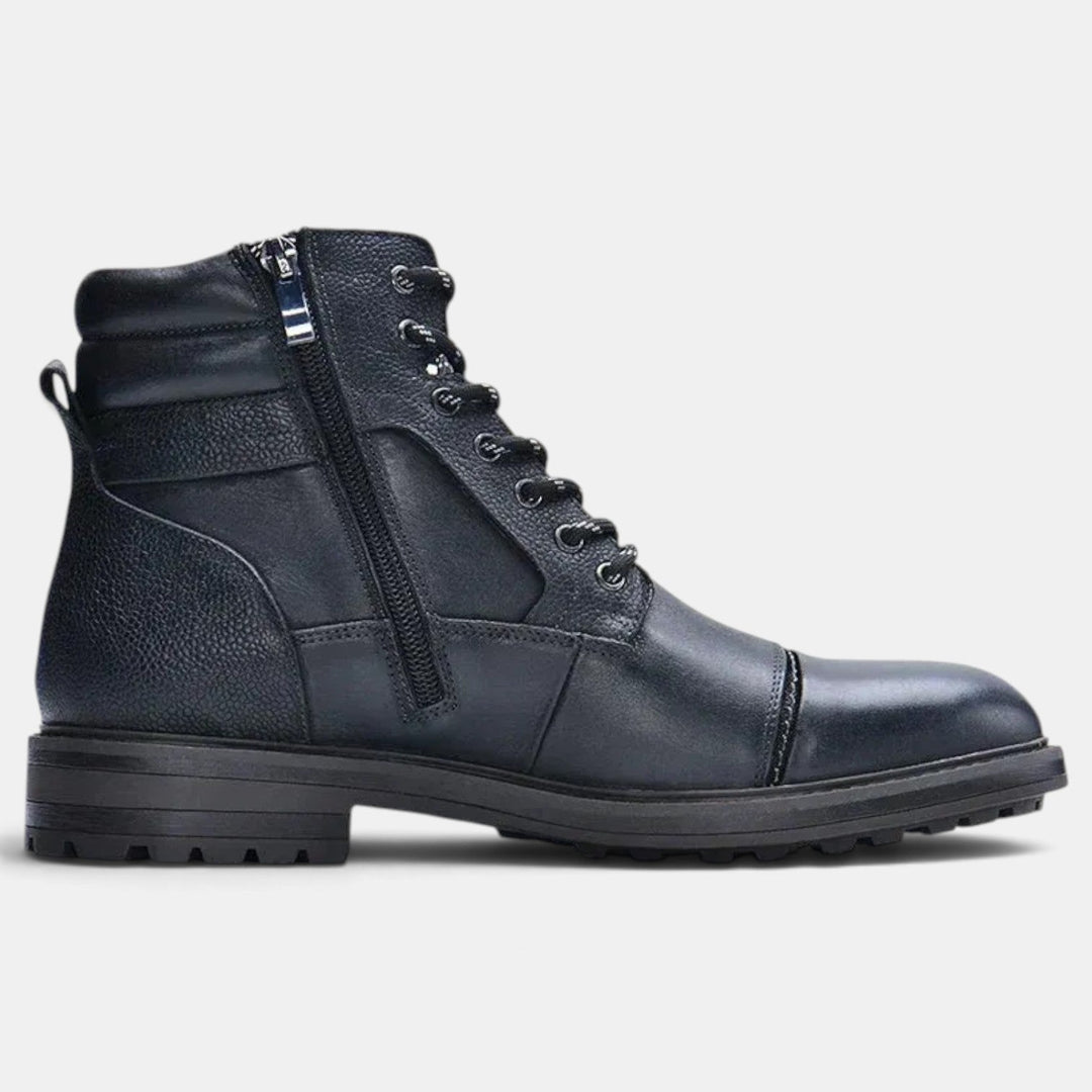 Suela antideslizante de botines de hombre estilo workwear. Calzado robusto, cómodo y con doble cierre.