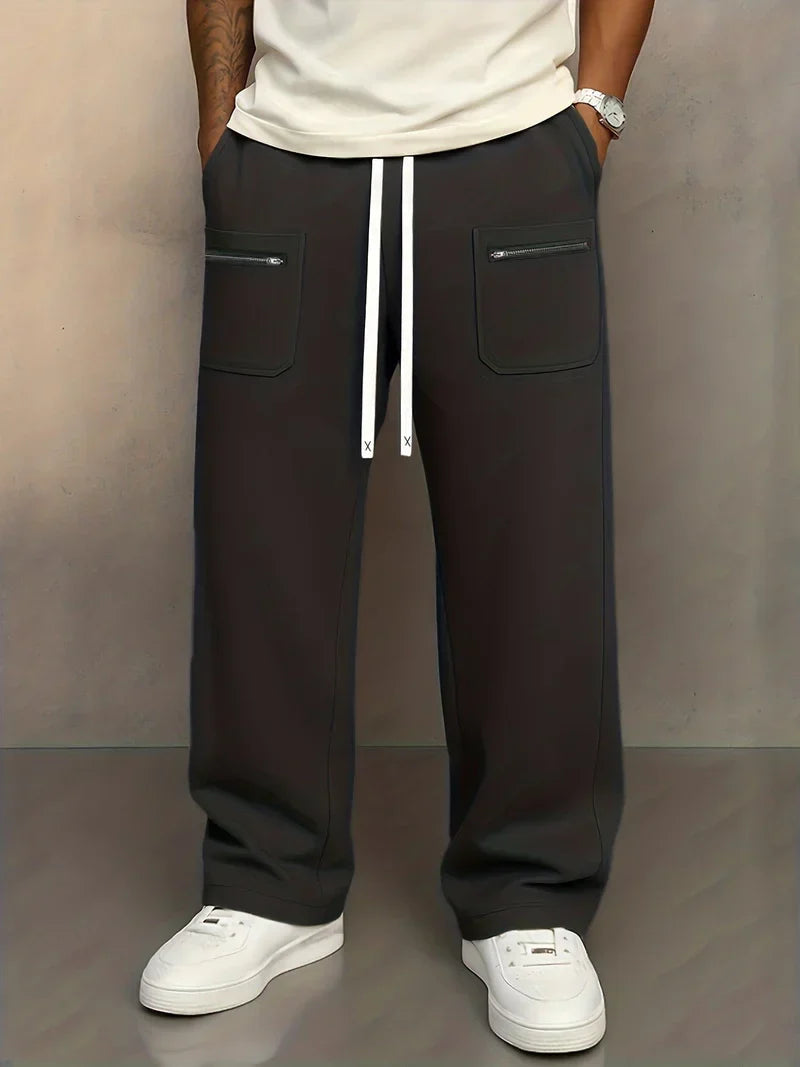 Pantalones cargo utilitarios para hombre, diseño cómodo, ideales para el día a día y estilo urbano.