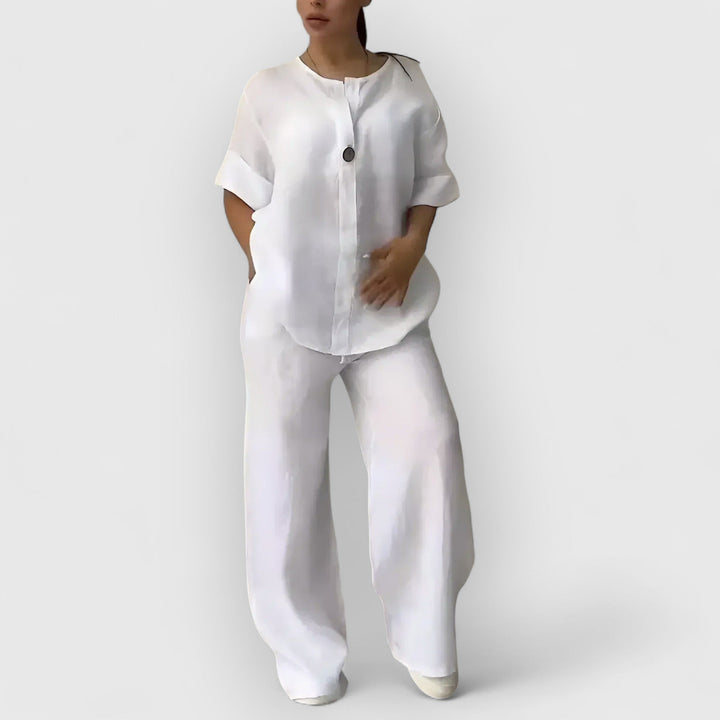 Modelo luciendo conjunto de túnica y pantalón ancho. Ropa holgada y cómoda para mujer, moda de verano.