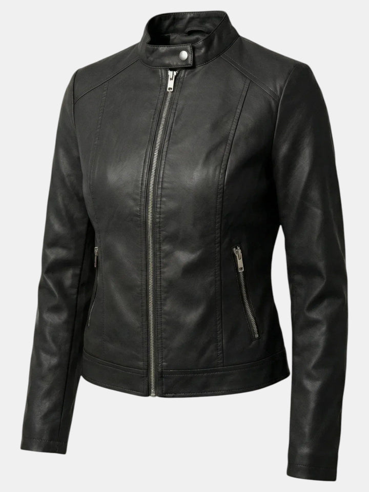 Chaqueta entallada de mujer con cuello mao y cremallera, diseñada para un estilo urbano y cómodo.
