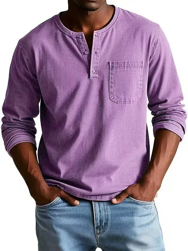 Camiseta de manga corta para hombre, con cuello Henley y bolsillo. Diseño versátil y cómodo para moda casual.