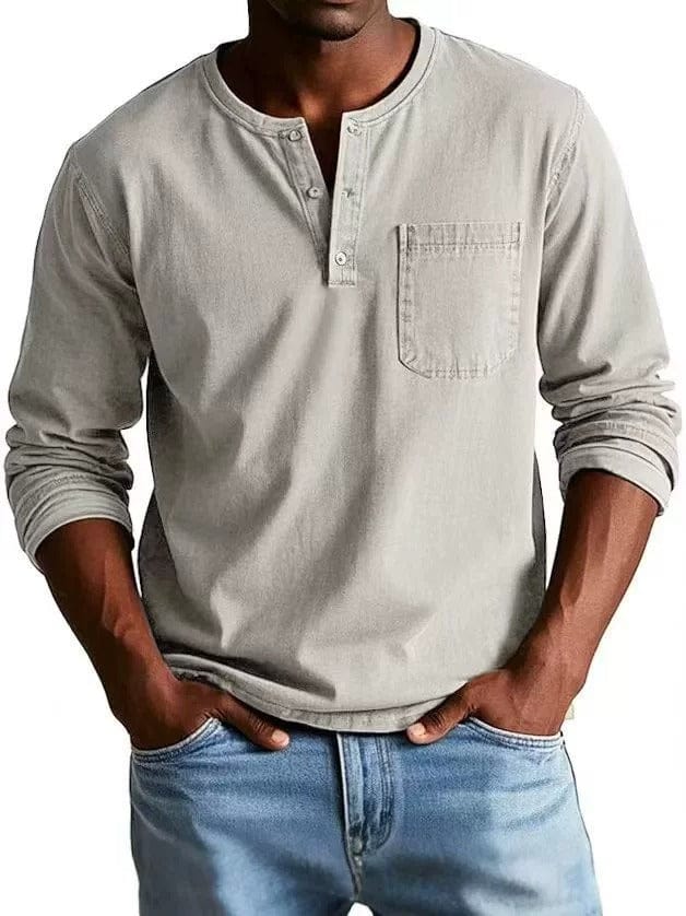 Hombre vistiendo camiseta Henley casual con bolsillo, perfecta para un estilo relajado y cómodo diario.