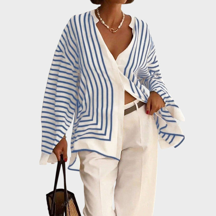 Camisa de rayas fluida para mujer. Blusa elegante y cómoda para moda oficina y estilo casual.