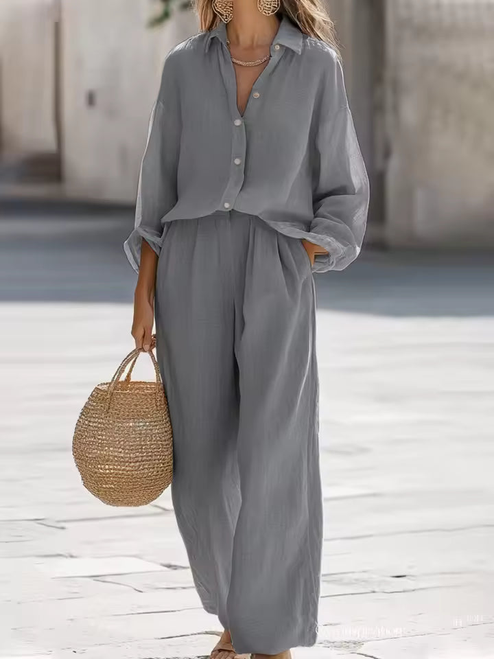 Conjunto de pantalón y camisa fluida de algodón suave, un outfit de verano fresco y elegante para mujer.