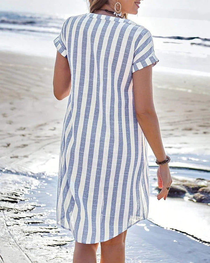 Vestido de verano azul para mujer, con escote V y diseño fluido. Fresco y cómodo, ideal para días de playa o casual.