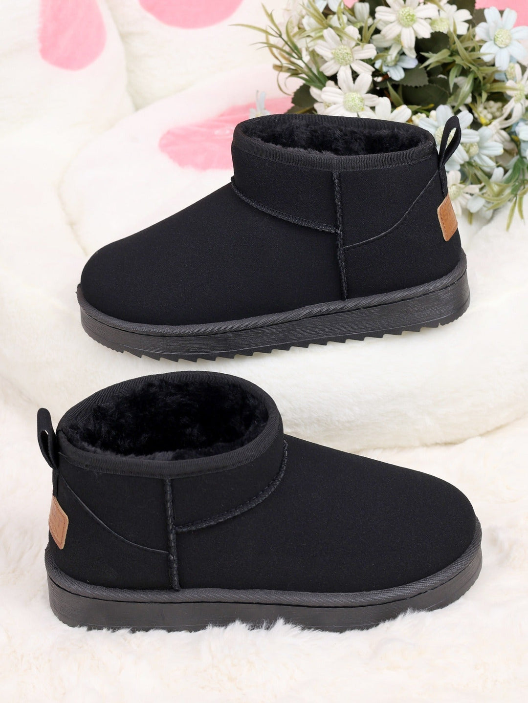 Botines de mujer con cuña al tobillo y detalle de forro de peluche. Calzado cómodo y a la moda.