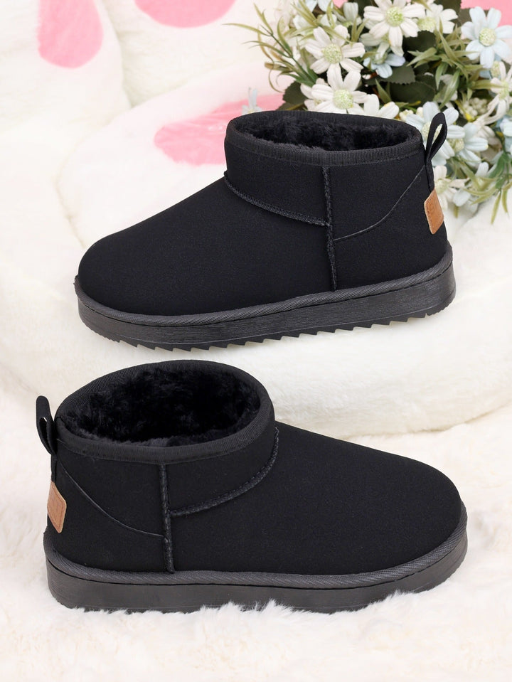 Botines de mujer con cuña al tobillo y detalle de forro de peluche. Calzado cómodo y a la moda.