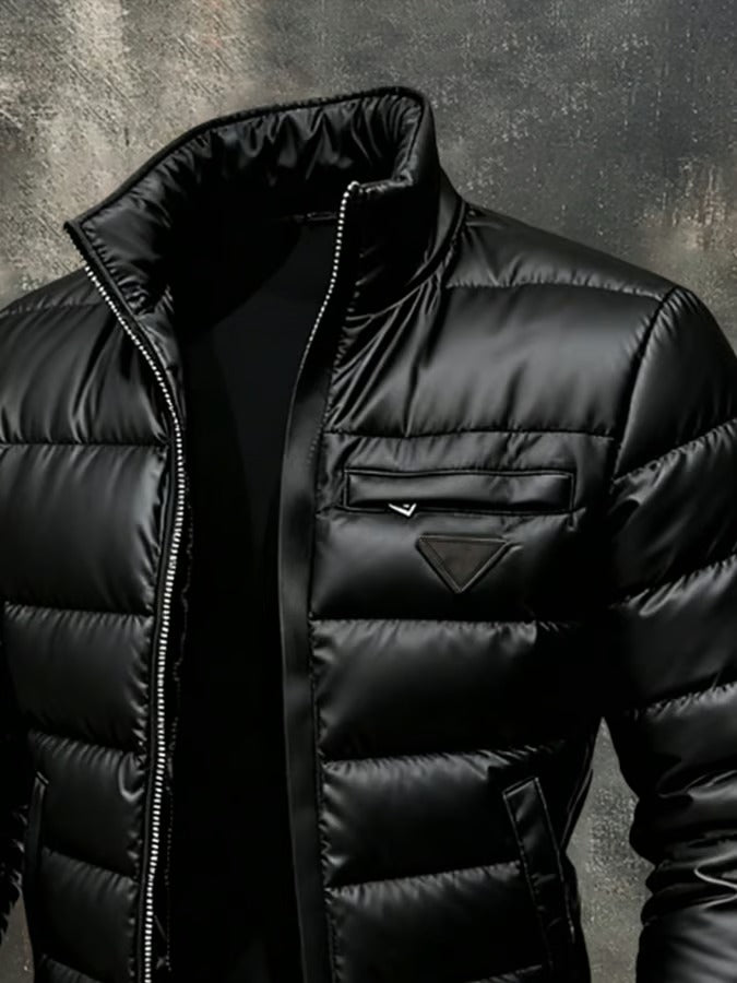 Abrigo de invierno cálido y cómodo para hombre. Chaqueta outdoor negra de estilo retro para uso casual.