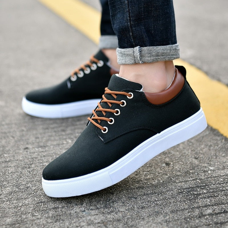 Zapatillas de hombre modernas, con suela blanca que acentúa su diseño urbano y casual. Gran confort garantizado.