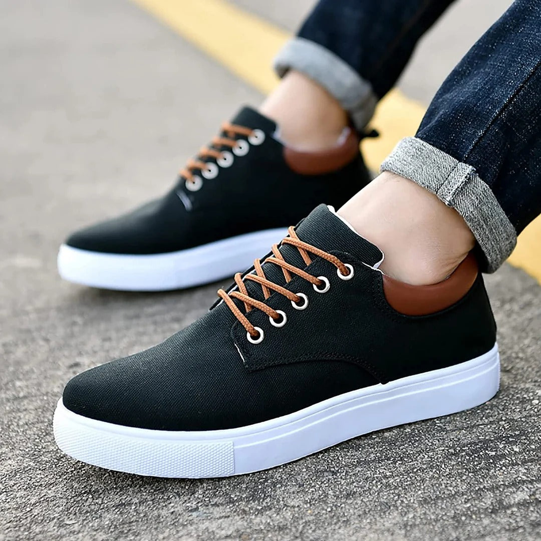 Detalle de la suela blanca de zapatillas urbanas para hombre, antideslizante y duradera para uso diario.