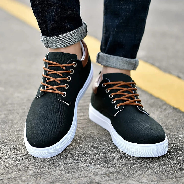Calzado casual de hombre con suela blanca y diseño contemporáneo. Ideal para un estilo versátil y diario.