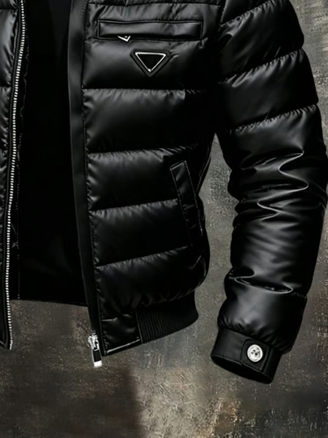 Hombre vistiendo chaqueta negra de cuero sintético estilo retro outdoor. Perfecta para moda casual e invierno.