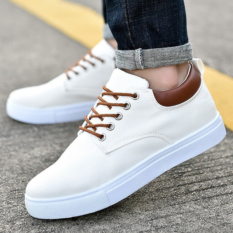 Zapatillas urbanas de hombre, diseño moderno y suela blanca estilosa para un look casual y diario.