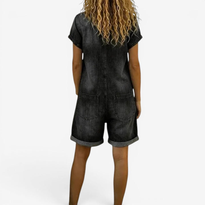 Mono corto de verano con botones y prácticos bolsillos. Estilo casual y fresco para mujer, ideal para vacaciones.
