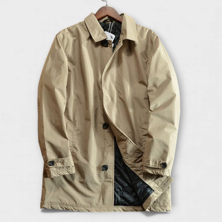 Hombre con chaqueta cálida e impermeable para otoño e invierno, diseño moderno y casual.