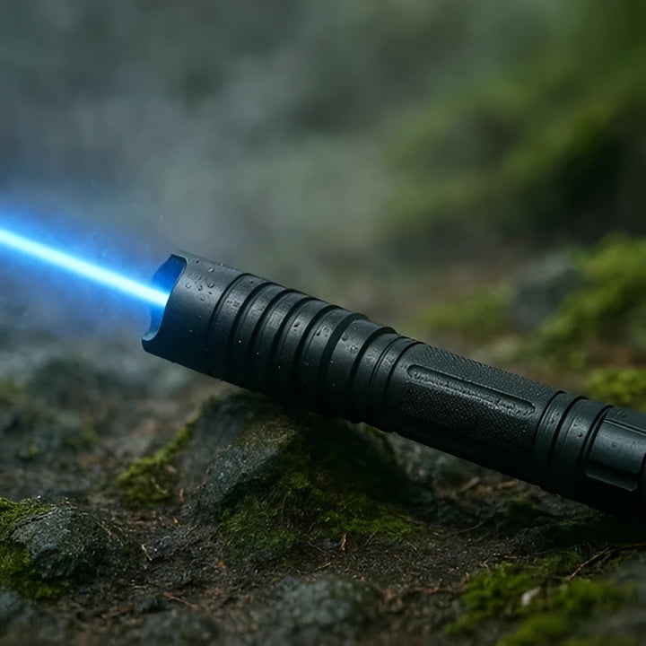 Antorcha láser táctica de supervivencia. Haz potente y encendedor de fuego. Perfecta para camping y emergencias.