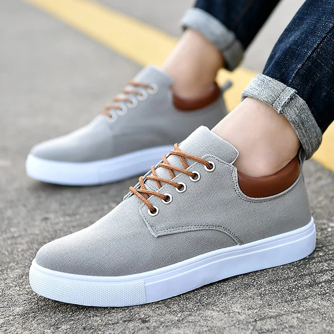 Zapatillas casuales para hombre, diseño minimalista y suela blanca que aporta un toque fresco al estilo urbano.