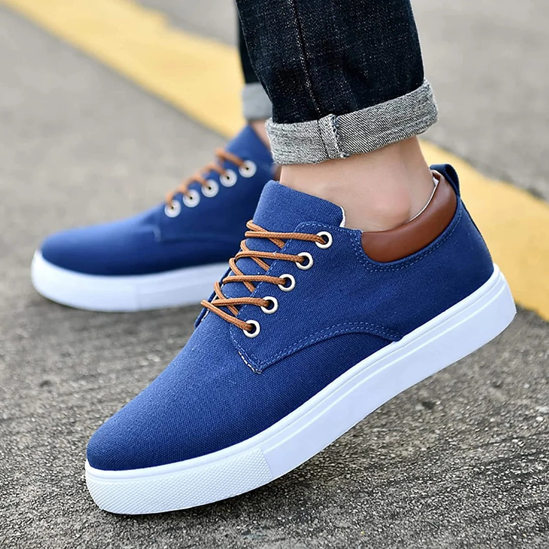 Zapatillas de hombre estilo urbano, con suela blanca gruesa para mayor amortiguación y un look audaz.