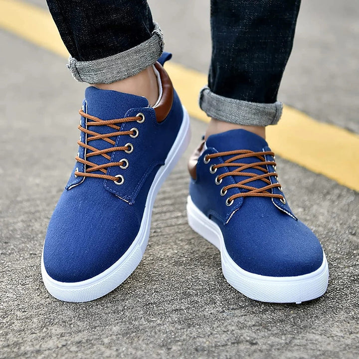 Calzado de confort para hombre, zapatillas urbanas con suela blanca que combina versatilidad y diseño moderno.